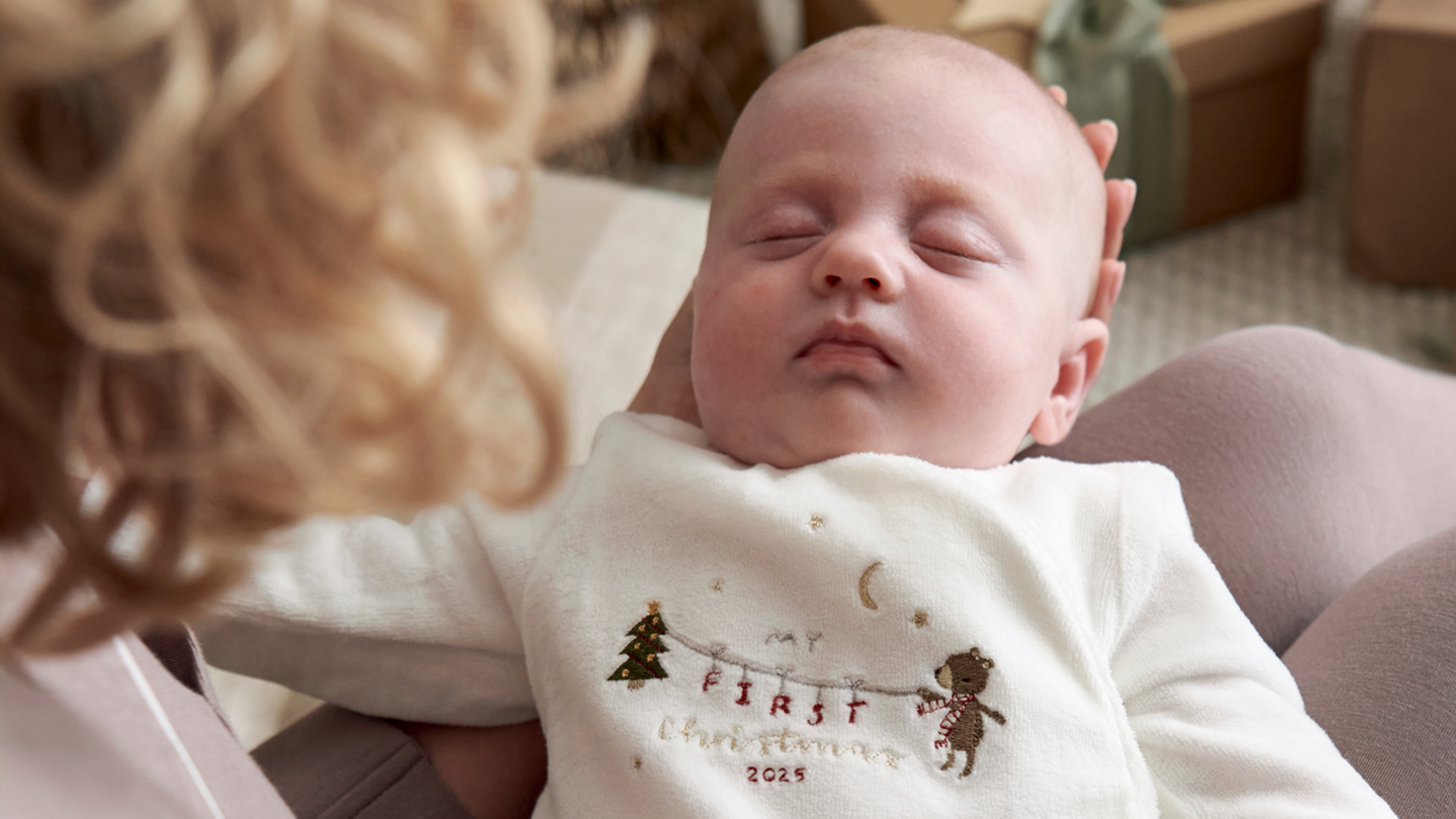 Safe Sleepwear Guide: How to Dress Your Baby at Night