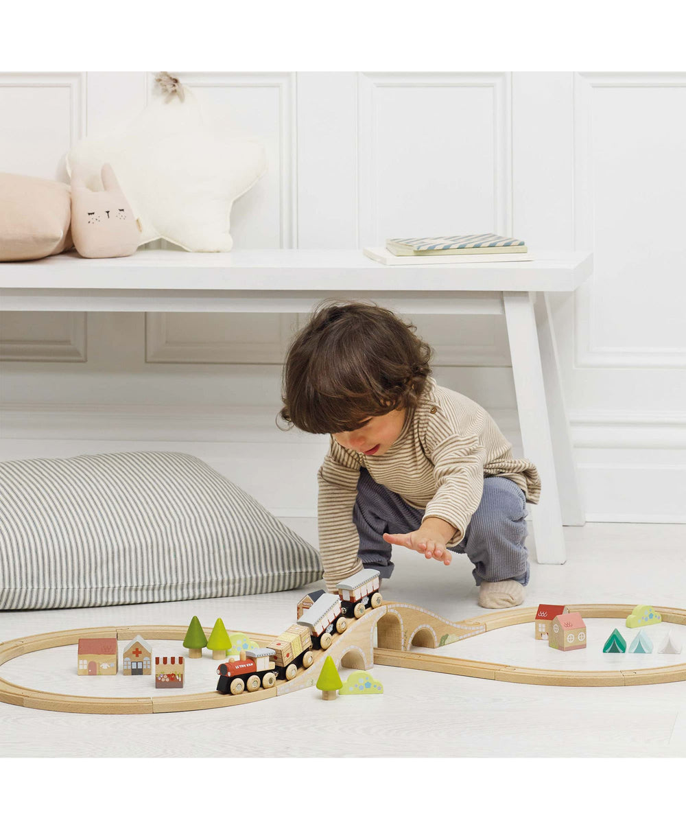 Le Toy Van Eco Friendly &amp; Wooden Toys Le Toy Van Figure of 8 Train Set