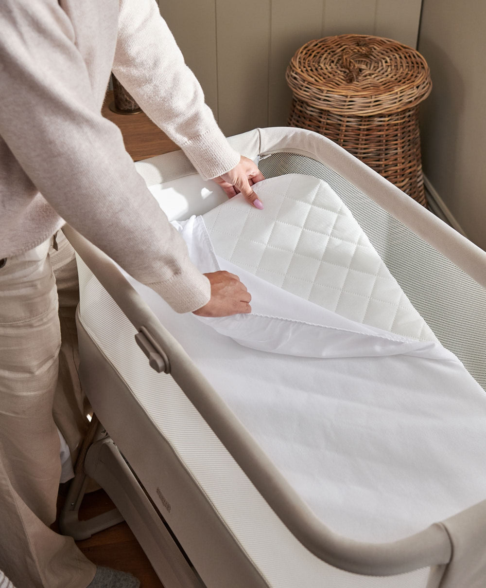 Mamas &amp; Papas Bedside Sleeping Lua 2 Bedside Crib Bundle with Cosmic Sheets &amp; Mattress Protector - Mocha
