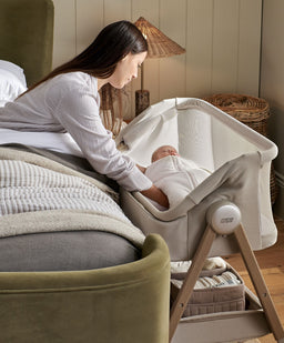 Mamas & Papas Bedside Sleeping Lua 2 Bedside Crib Bundle with Cosmic Sheets & Mattress Protector - Mocha