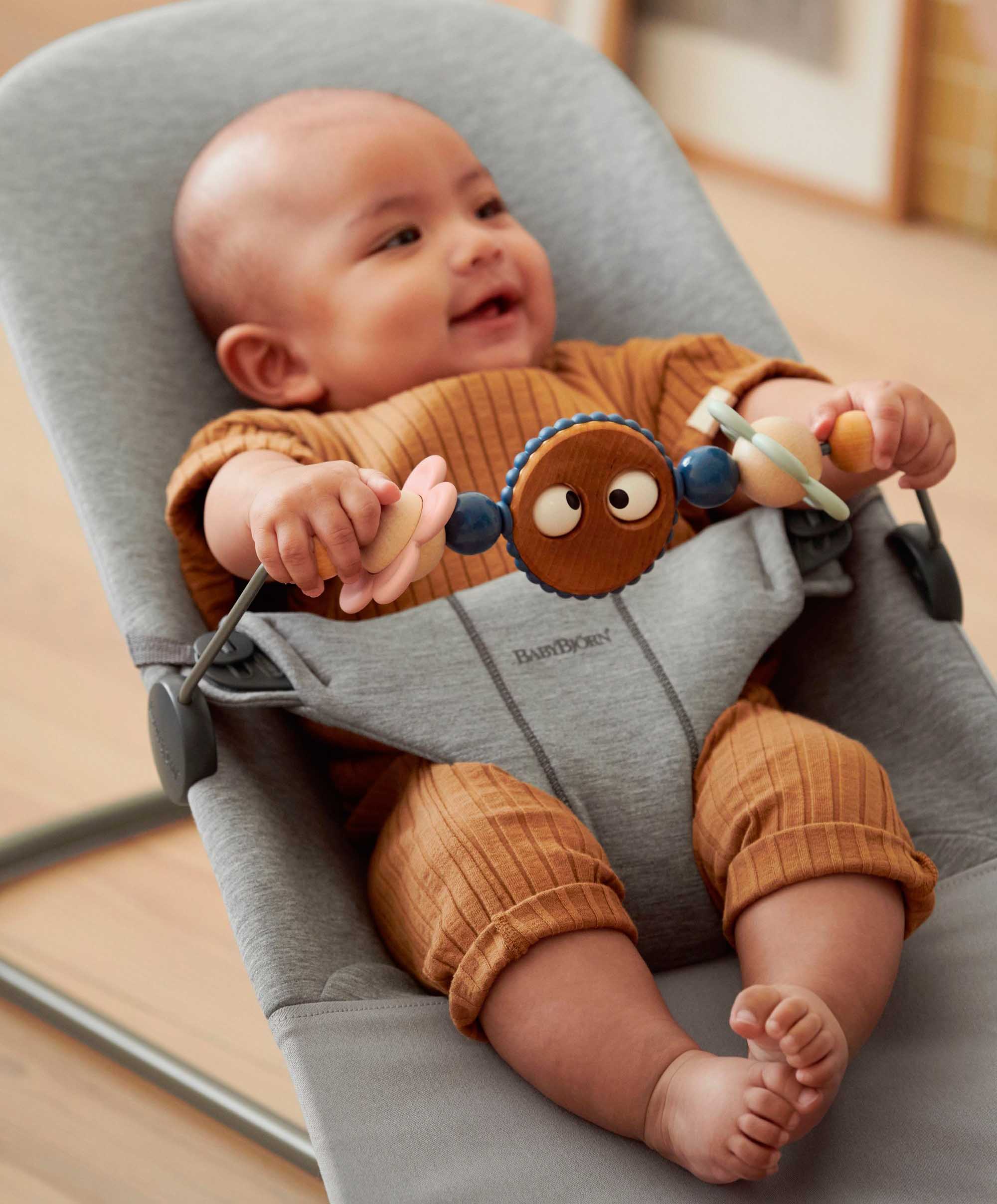 BabyBjörn Baby Bouncer and Toy Bar – Light Beige