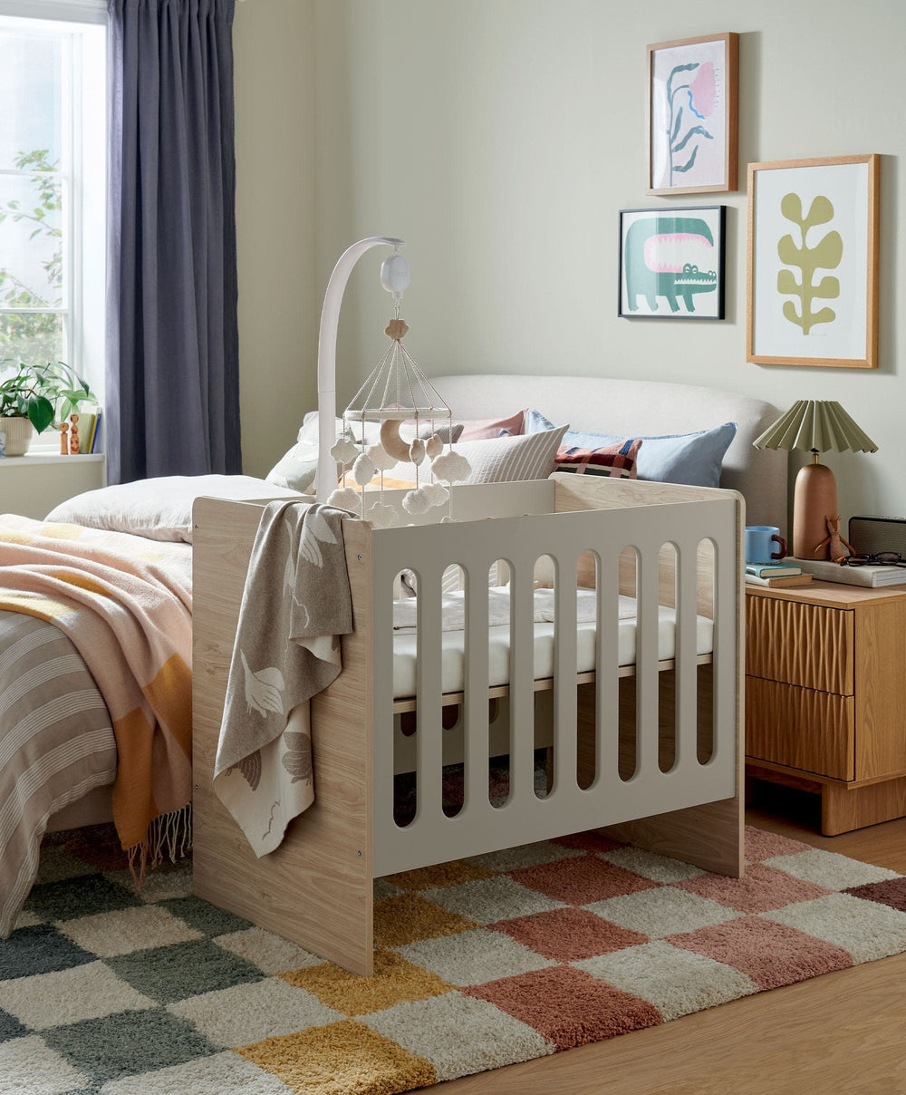 Mamas &amp; Papas Furniture Sets Vyne Mini Cot with Essential Airflow Fibre Mini Cot Mattress &amp; Sheets (4 Piece) - Cashmere/Oak