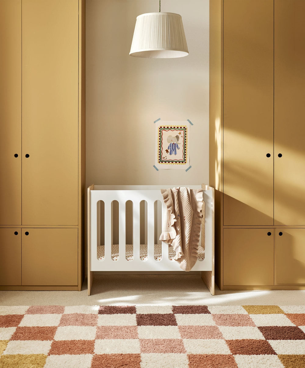 Mamas &amp; Papas Furniture Sets Vyne Mini Cot with Essential Pocket Spring Mini Cot Mattress &amp; Sheets (4 Piece) - White/Oak