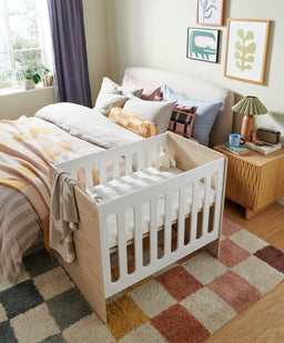 Mamas & Papas Furniture Sets Vyne Mini Cot with Essential Pocket Spring Mini Cot Mattress & Sheets (4 Piece) - White/Oak