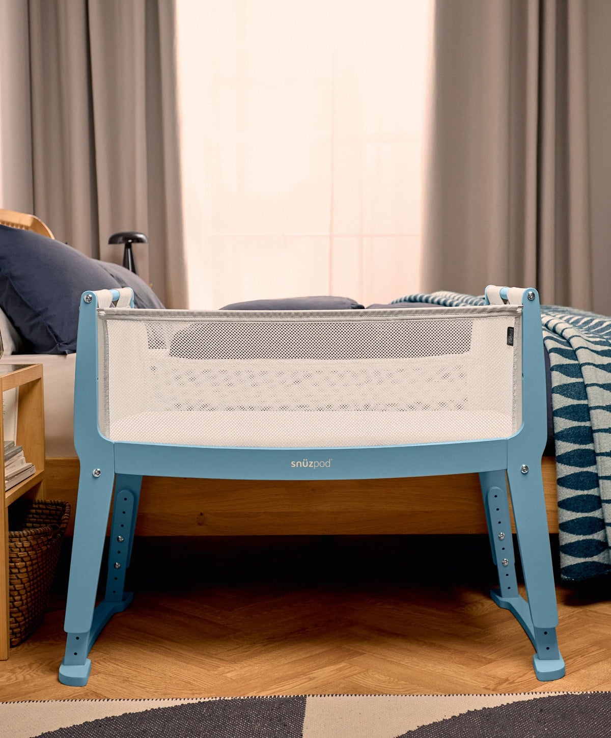 Snuz SnuzPod Studio Bedside Crib – Santorini Sky Blue